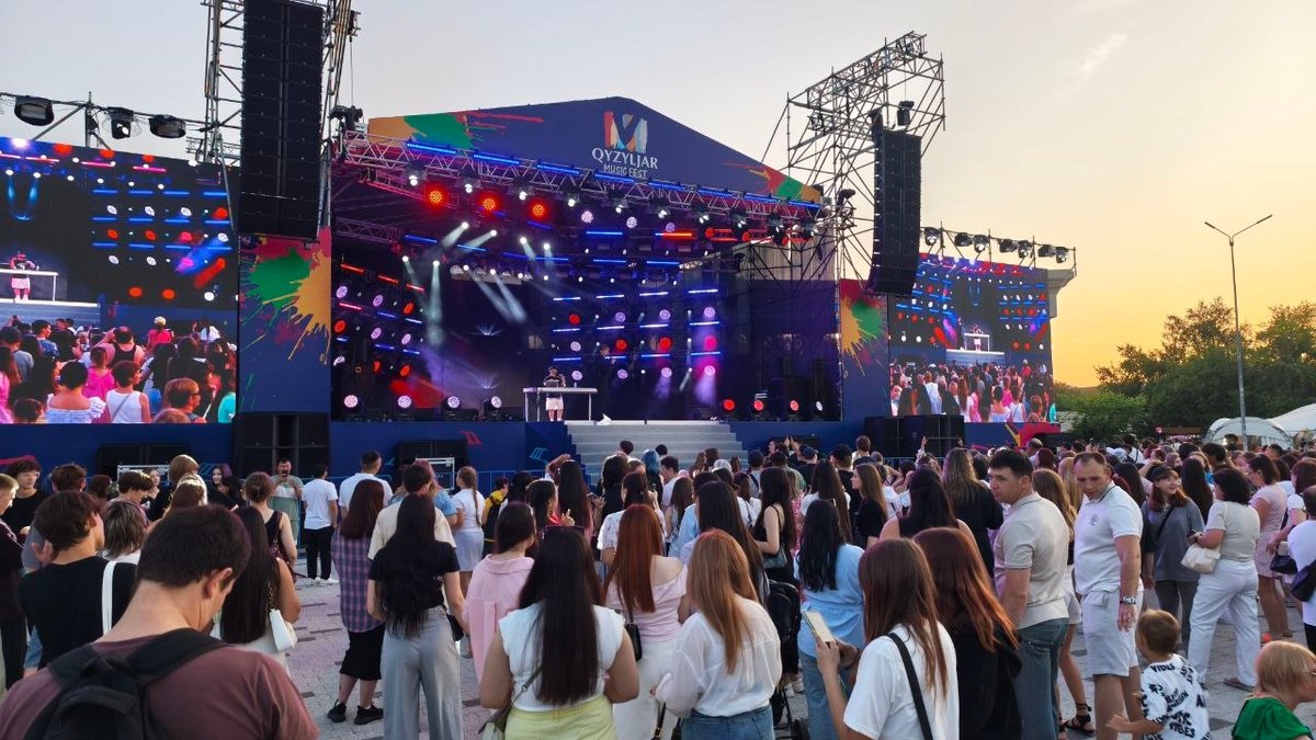 Публика на концерте «QYZYLJAR MUSIC FEST» перед сценой под открытым небом