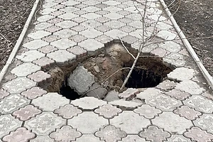 В Петропавловске из-за обрушения канализационного трубопровода образовался провал в сквере Шокана Уалиханова