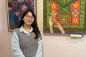 Художница из Петропавловска Алия Молдахмет искусно переплетает нити национального наследия с современными трендами ради мечты наполнить будни людей искренним теплом и красотой самобытного искусства