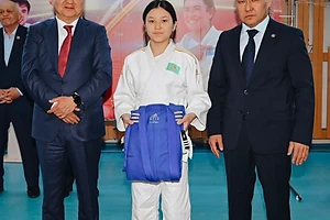 В Петропавловске инвестор ТОО «Harvest Group» Даулет Увашев вручил 30 комплектов кимоно в рамках проекта нового центра дзюдо «Qyzyljar Jenis Judo»