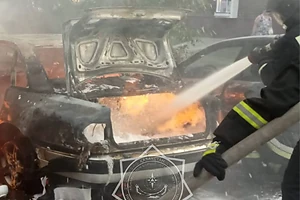 В Петропавловске посреди улицы загорелся автомобиль с газобаллонным оборудованием