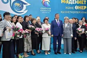 Аким СКО наградил представителей сферы культуры и искусства в честь их профессионального праздника