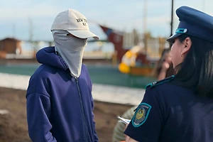 СҚО-да полицейлер азаматтарға бет-жүзді тұмшалауға қатысты талаптарды түсіндіруде