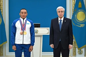 Касым-Жомарт Токаев наградил чемпиона Паралимпиады из СКО Ербола Хамитова