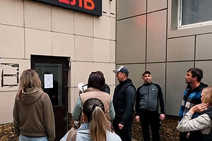 Разъяренные клиенты штурмуют магазин в Петропавловске с требованием вернуть их миллионы за недовезенную мебель