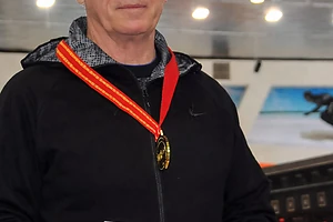 Старший тренер Северо-Казахстанской области по конькобежному спорту Александр Суровяткин отмечает 85-летний юбилей