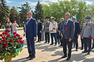Сотни жителей Петропавловска приняли участие в торжественной церемонии возложения цветов к памятнику Карасай и Агынтай батырам