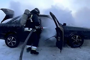 В СКО в селе Бесколь загоревшийся автомобиль едва не погубил соседние строения, после того как пламя перекинулось на кровлю гаража