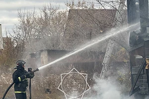 На улице Крепостной в Петропавловске полностью потушили пожар в двухэтажном нежилом доме барачного типа