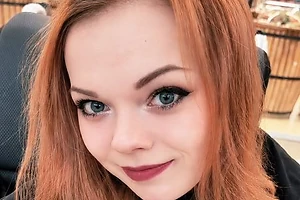 Девушка из Петропавловска, с детства прикованная к инвалидной коляске, вяжет на заказ и самостоятельно зарабатывает творчеством, покоряя сердца заказчиков из Казахстана и России