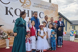 Аким СКО вручил ключи от современного жилья семьям в юбилейный для Бирлика день