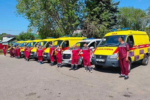 Ключи от реанимобилей, награды и сотни слов благодарности: в СКО чествовали медицинских работников