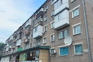 Коммунальные проблемы в центре Петропавловска на Интернациональной, 30: горячая вода “в ожидании запуска”, а мусор — без графика вывоза