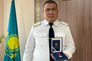 Сотрудника службы пробации Аккайынского района СКО наградили медалью за спасение семьи из пожара