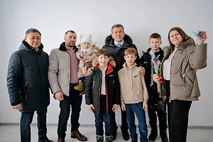 Аким СКО в ходе рабочей поездки в Тайыншинский район вручил ключи новоселам, посетил несколько предприятий и встретился с местными жителями