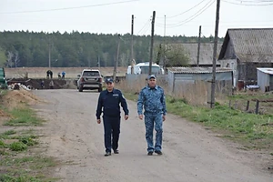 СҚО-да полиция су тасқыны қаупі төнген жағдайда Большая Малышка ауылының тұрғындарына көмек көрсетуде