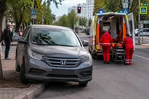В центре Петропавловска автомобиль оказался на бордюре после ухудшения состояния водителя