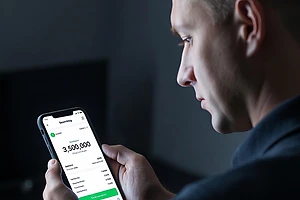 Житель СКО перевёл мошенникам 3,5 миллиона тенге, поверив в инвестиции