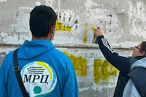 Есірткі жарнамалайтын граффитиге және вандализмге тосқауыл: Петропавл жастары «Заң және Тәртіп» тұжырымдамасы аясында қала көшелерін қауіпті жазулардан тазартуда