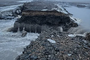 В Акжарском районе СКО из-за паводка экстренно вскрыли дорожное полотно