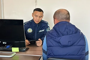Нахамил пассажирке и потерял не только работу: в СКО нелегального таксиста выдворили из страны на 5 лет