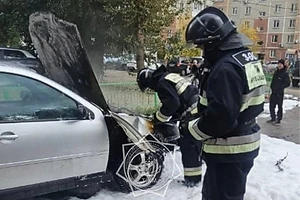 В Петропавловске на улице Назарбаева загорелся автомобиль – ЧП оперативно ликвидировали пожарные МЧС